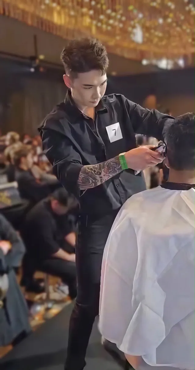 Alston, our Creative Director, cutting his model's hair on stage at the Golden Scissors Award 2023.